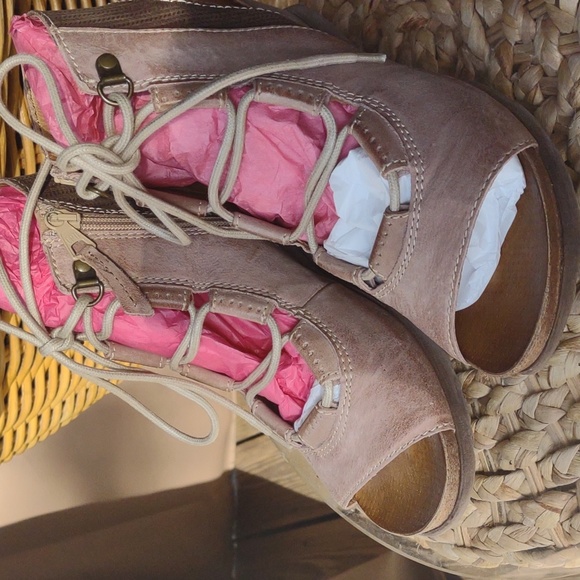 Miz Mooz Satine leather lace up sandals, size 38 (71/2) blush - Picture 5 of 5